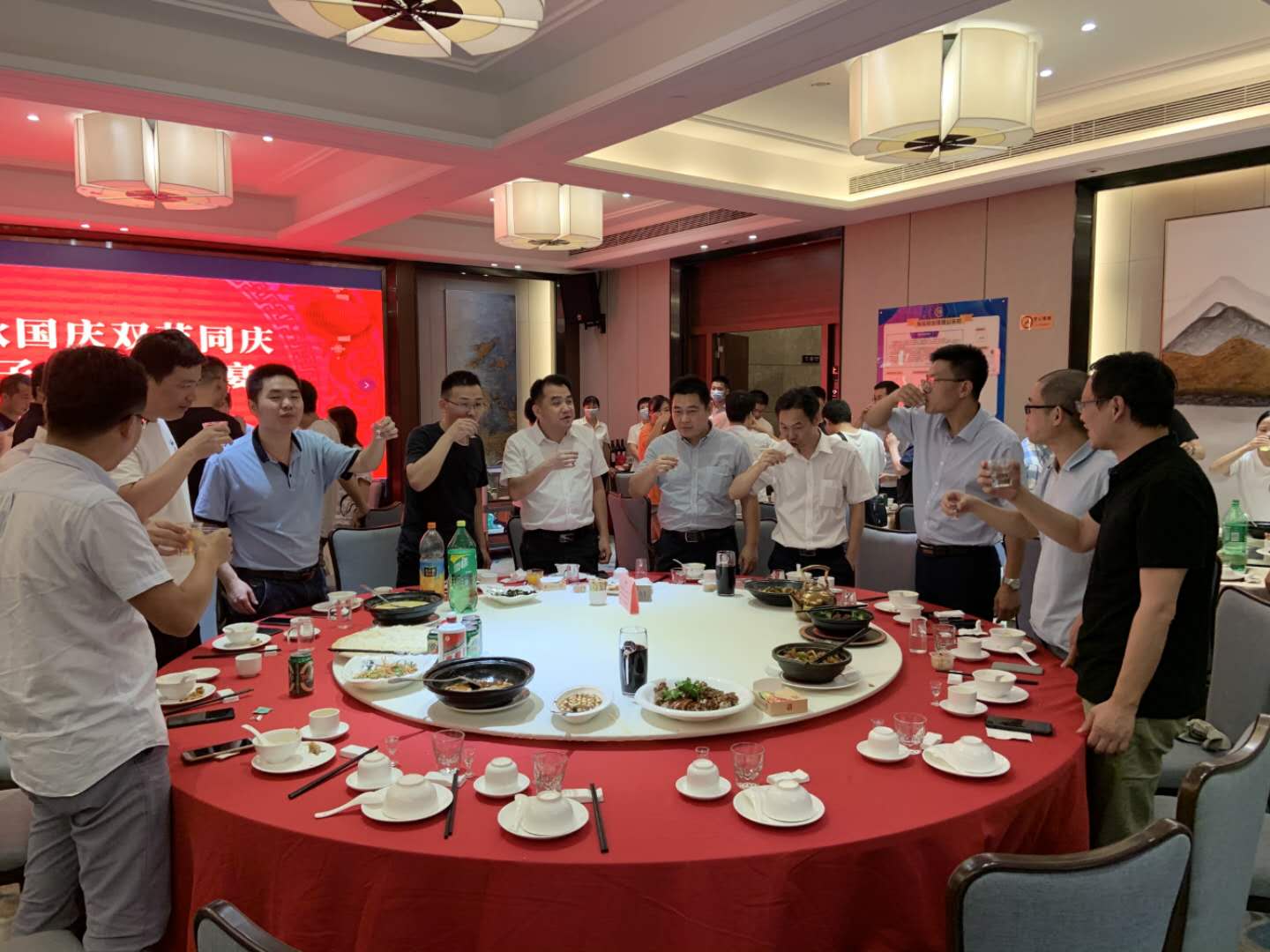 中秋國慶雙節(jié)同慶，旭子家人團圓宴